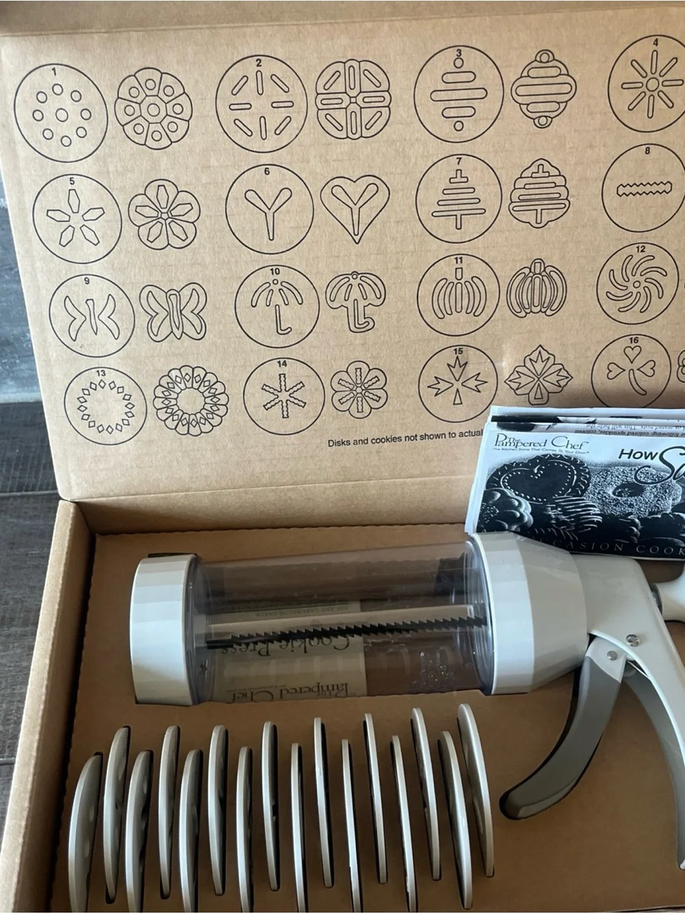 The Pampered Chef Cookie Press (1525) New in Box 16 Cookie Shapes disks